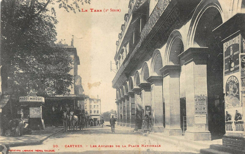 Carte postale ancienne Castres Les Arcades De La Place Nationale à Castres