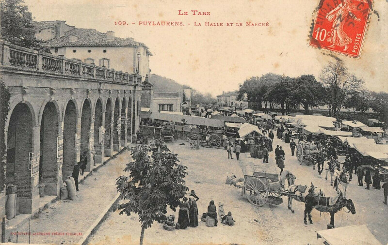 Carte postale ancienne Puylaurens La Halle Et Le Marche à Puylaurens