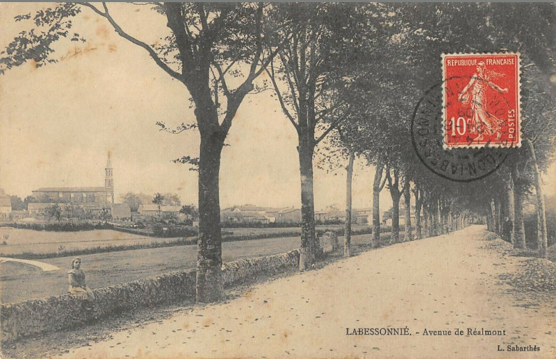 Carte postale ancienne Labessonnie Avenue De Realmont à Réalmont