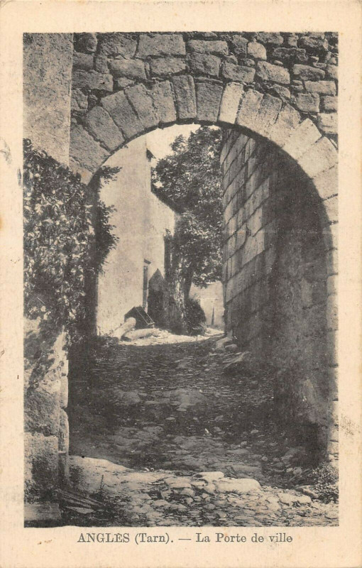 Carte postale ancienne Angles La Porte De La Ville à Anglès