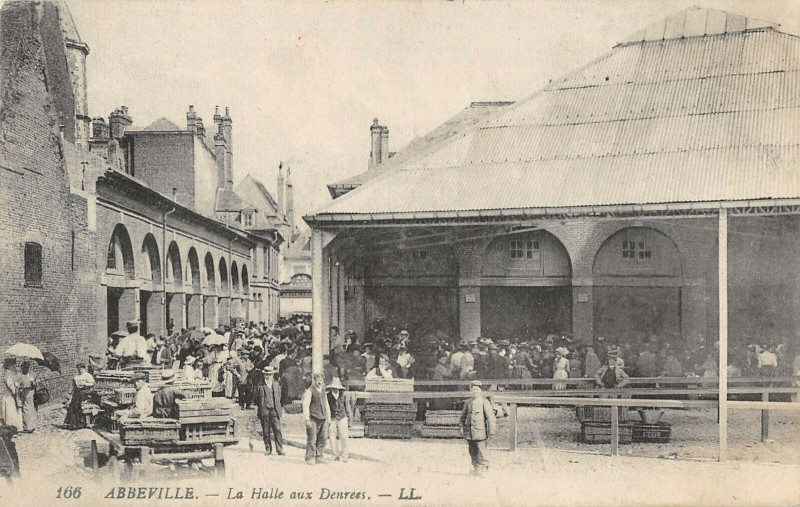 Carte postale ancienne Abbeville La Halle Aux Denrees à Abbeville