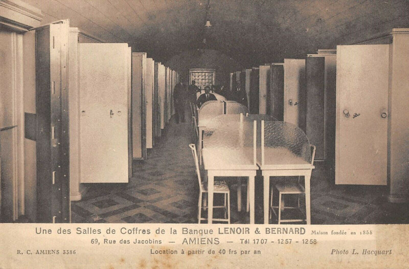 Carte postale ancienne Amiens Une Des Salles De Coffres De La Banque Lenoir Bernard à Amiens