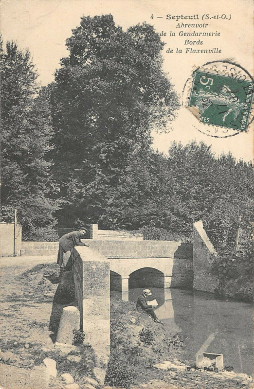 Carte postale ancienne Septeuil Abreuvoir De La Gendarmerie Bords De La Flaxenville à Septeuil