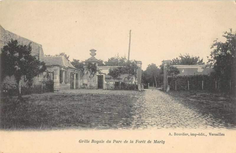Carte postale ancienne Grille Royale Du Parc De La Foret De Marly