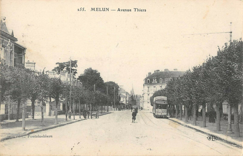 Carte postale ancienne Melun Avenue Thiers à Melun