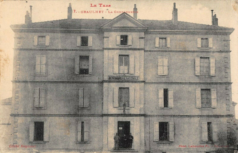 Carte postale ancienne Graulhet La Gendarmerie à Graulhet