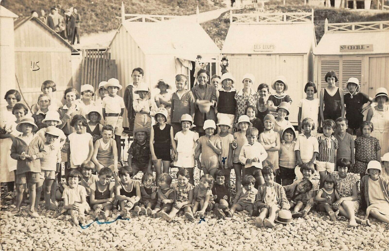 Carte postale ancienne Carte Photo Onival Devant Les Cabines De La Plage