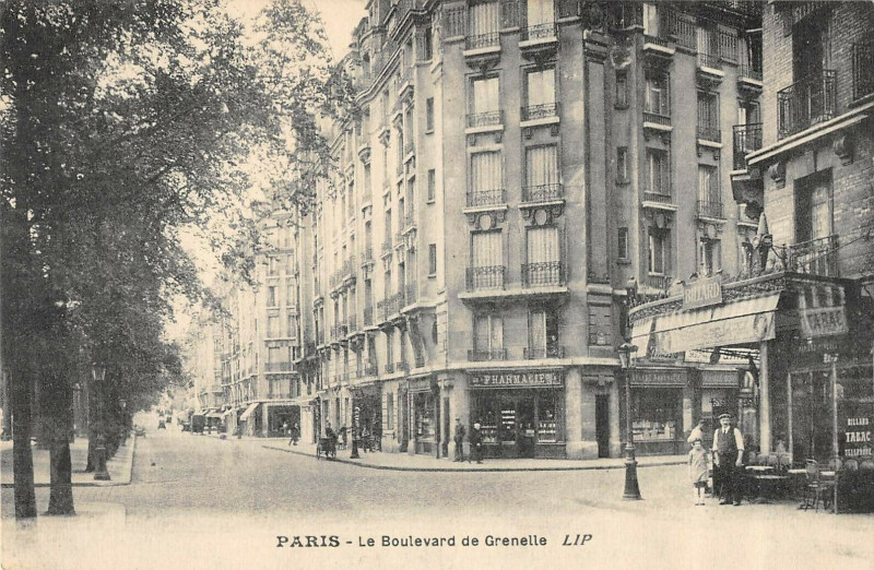 Carte postale ancienne Le Boulevard de Grenelle à Paris 15e