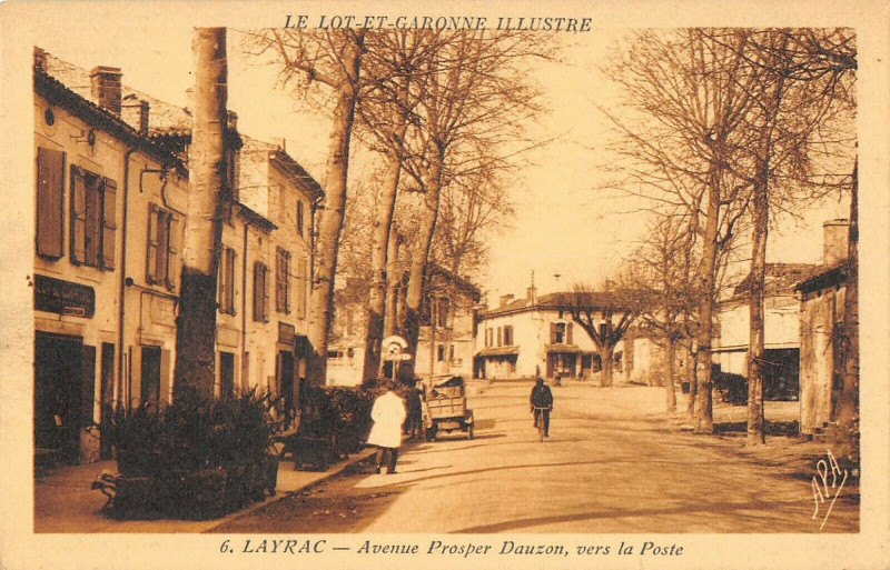 Carte postale ancienne Layrac Avenue Prosper Dauzon Vers La Poste à Layrac