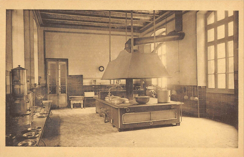 Carte postale ancienne Nimes Lycee De Garcons Cuisine à Nîmes