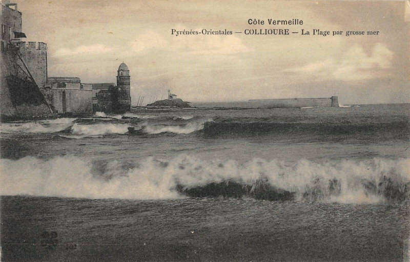 Carte postale ancienne Collioure La Plage Par Grosse Mer à Collioure