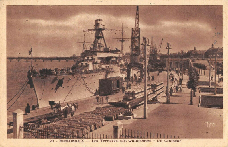Carte postale ancienne Bordeaux Les Terrasses Des Quinconces Un Croiseur à Bordeaux