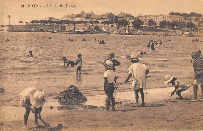 Carte postale ancienne Royan Scenes De Plage à Royan