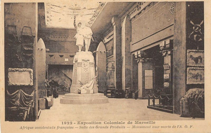 Carte postale ancienne Exposition Coloniale De Marseille Afrique Salle Des Grands Produits à Marseille
