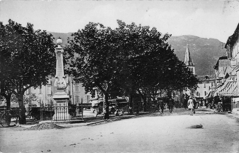 Carte postale ancienne Laragne Place De La Fontaine