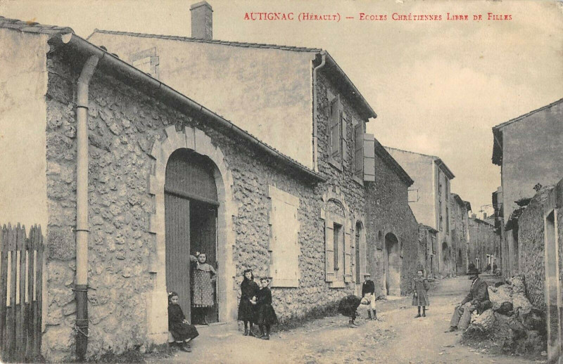 Carte postale ancienne Autignac Ecoles Chretiennes Libre De Filles (cliché pas courant à Autignac