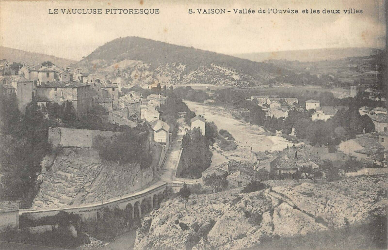 Carte postale ancienne Vaison Vallee De L'Ouveze Et Les Deux Villes