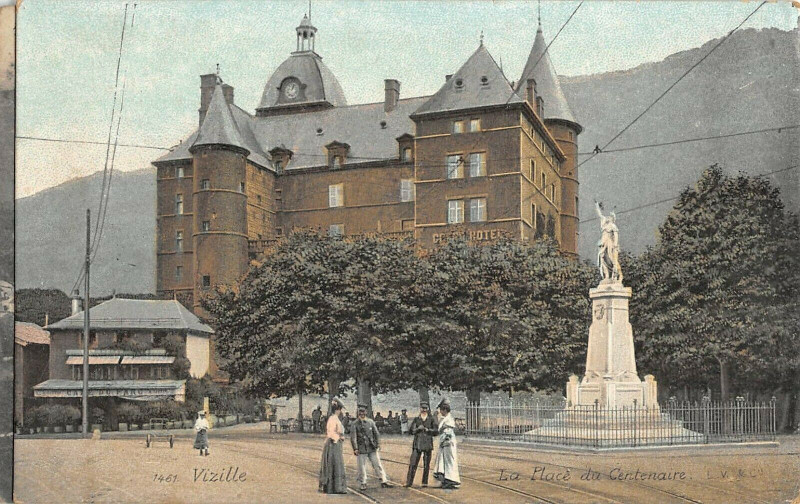 Carte postale ancienne Vizille La Place Du Centenaire à Vizille