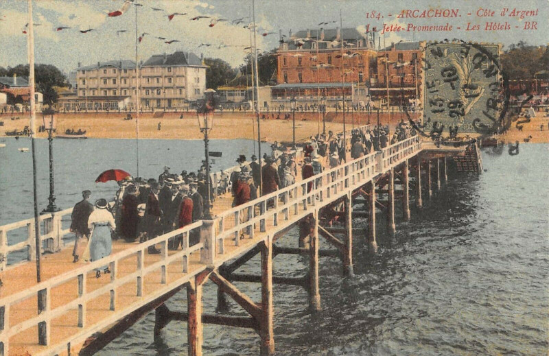 Carte postale ancienne La Jetée Promenade - Les Hôtels à Arcachon