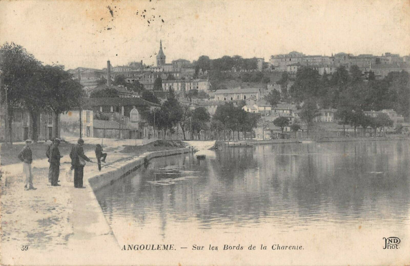 Carte postale ancienne Angouleme Sur Les Bords De La Charente à Angoulême