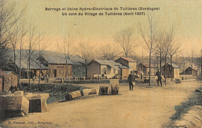 Carte postale ancienne Barrage Et Usine Hydro Electrique De Tuillieres Un Coin Du Village 1907