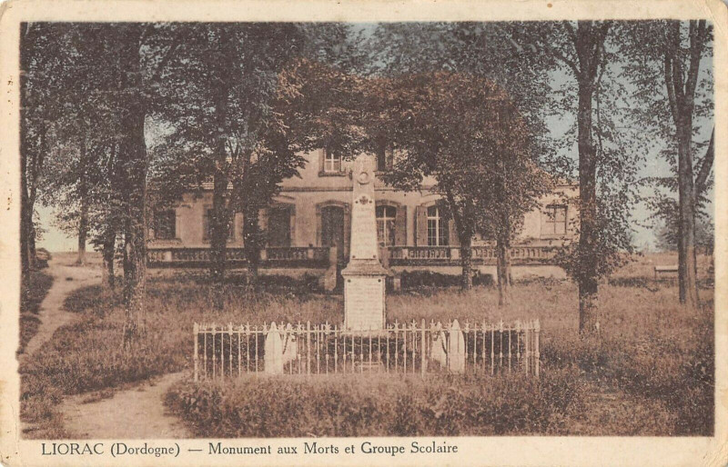 Carte postale ancienne Liorac Monument Aux Morts Groupe Scolaire (cliché rare
