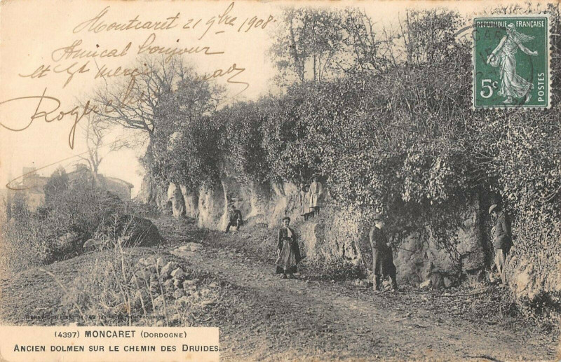 Carte postale ancienne Moncaret Ancien Dolmen Sur Le Chemin Des Druides