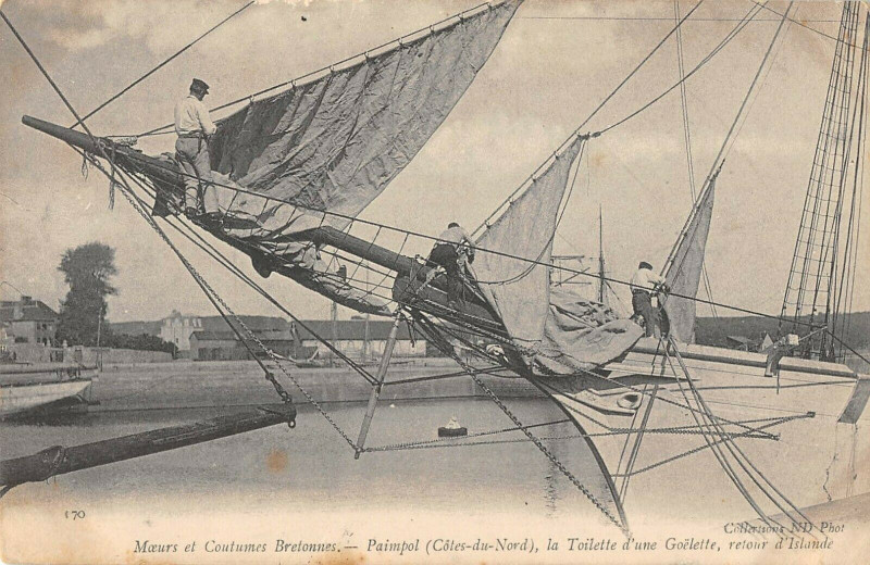 Carte postale ancienne Paimpol La Toilette D'Une Goelette Retour D'Islande Moeurs Bretons à Paimpol