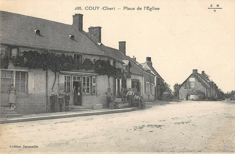 Carte postale ancienne Couy Place De L'Eglise à Couy