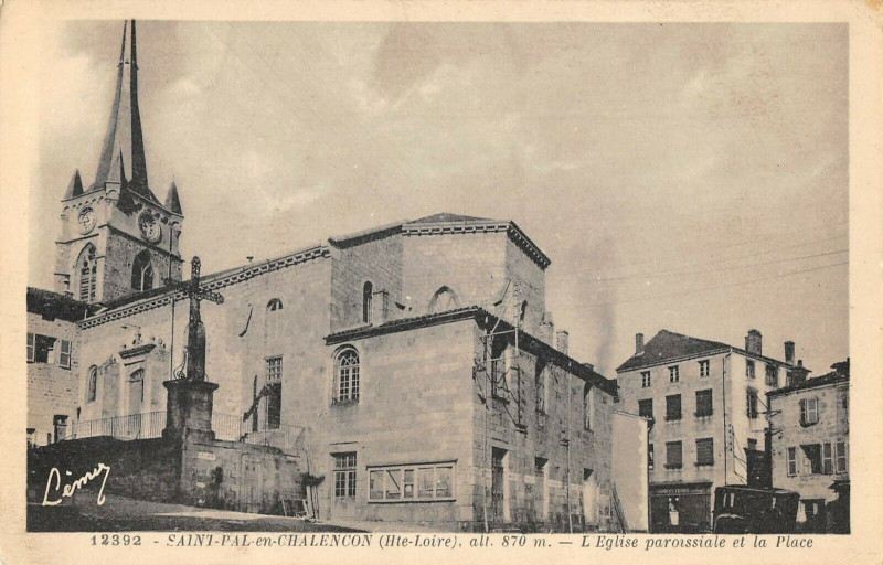 Carte postale ancienne Saint Paul En Chalencon Eglise Et Place