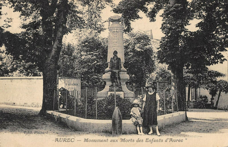 Carte postale ancienne Aurec Monument Aux Morts