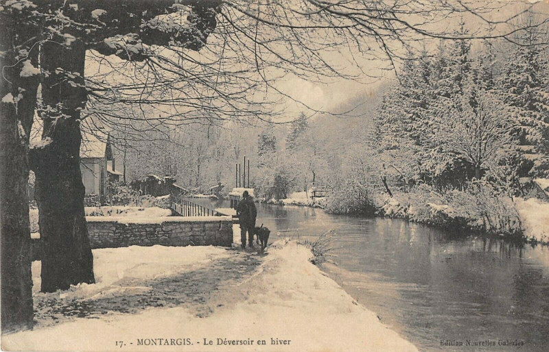 Carte postale ancienne Montargis Le Deversoir En Hiver à Montargis