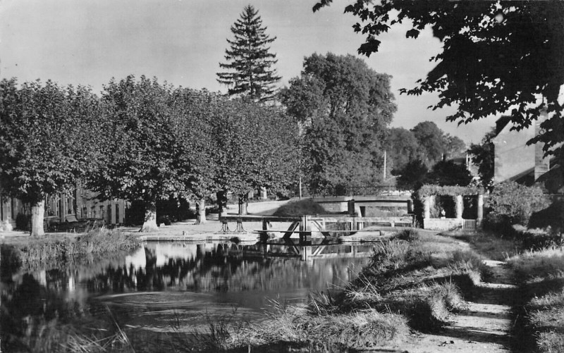 Carte postale ancienne Lorris Ecluse à Lorris