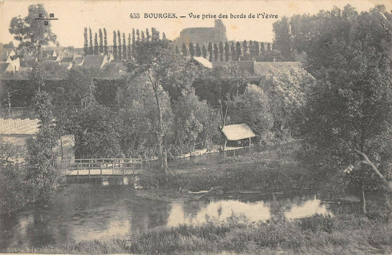 Carte postale ancienne Bourges Vue Prise Des Bords De L'Yevre à Bourges