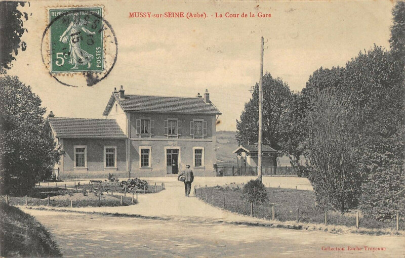 Carte postale ancienne Mussy Sur Seine La Cour De La Gare (cliché pas courant à Mussy-sur-Seine