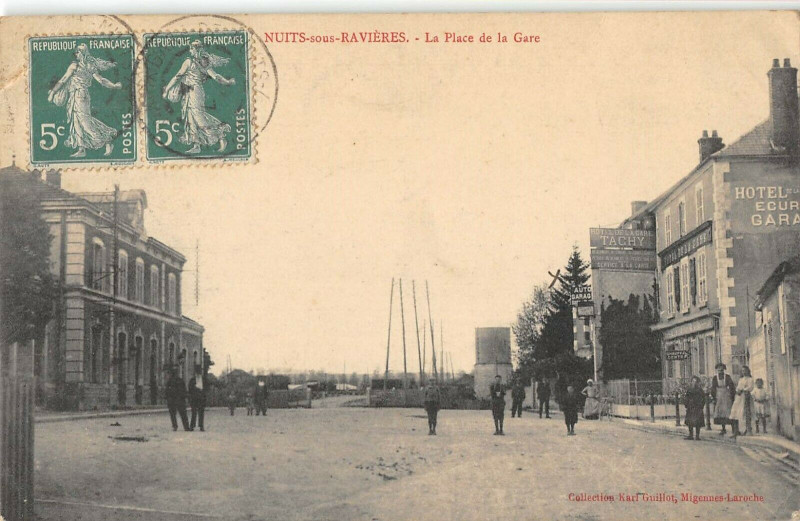 Carte postale ancienne Nuits Sous Ravieres La Place De La Gare à Nuits