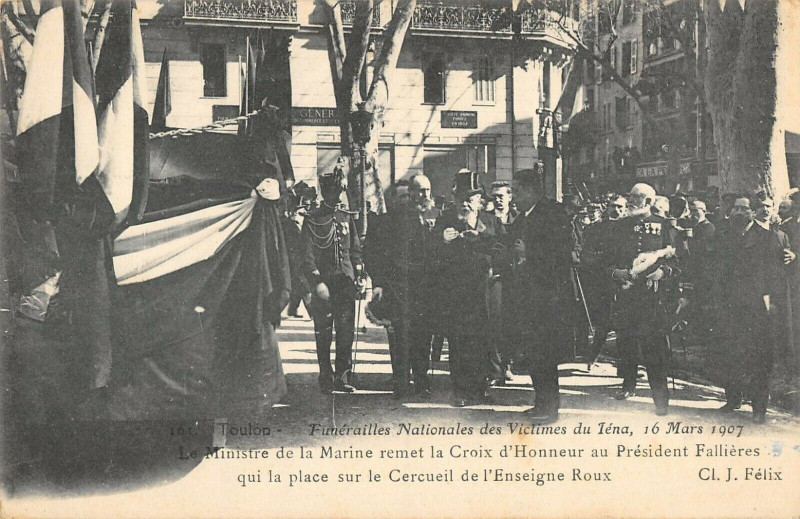 Carte postale ancienne Toulon Funerailles Du Iena Le Ministre De La Marine Remet La Croix D'Honn à Toulon