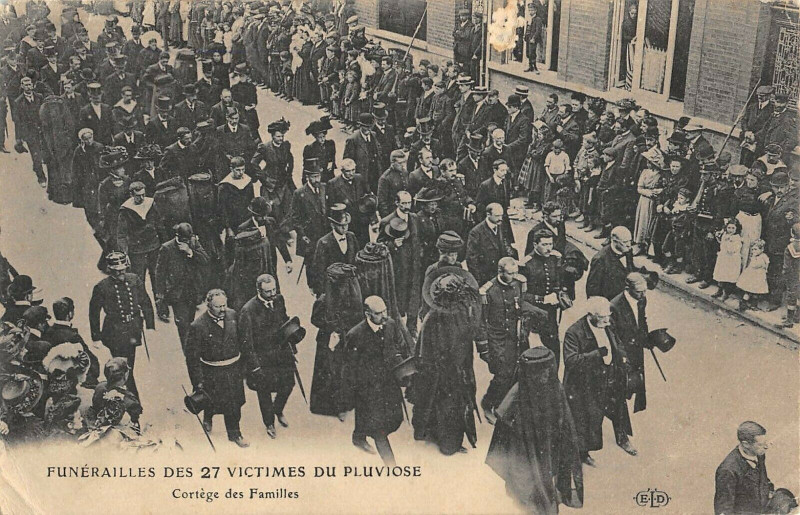 Carte postale ancienne Funerailles Victimes Pluviose Cortege Des Familles