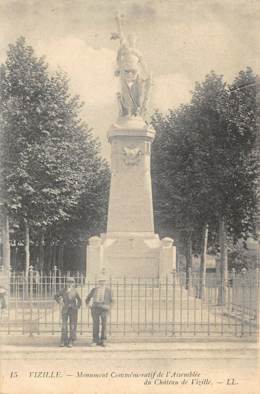 Carte postale ancienne Vizille Monument Commemoratif à Vizille