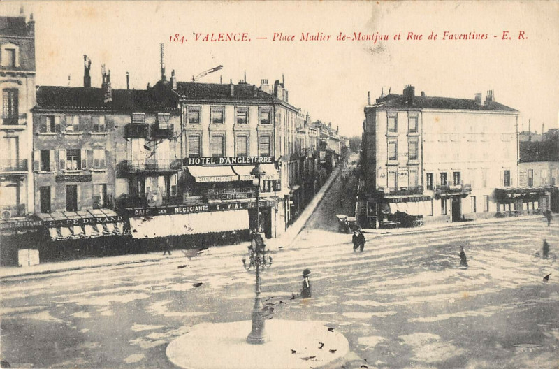 Carte postale ancienne Valence Place Madier De Montjau Rue Faventines à Valence