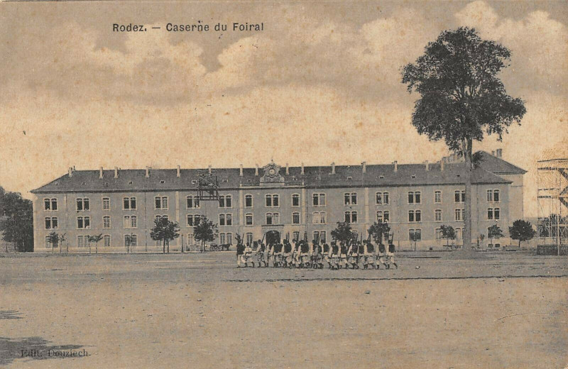 Carte postale ancienne Rodez Caserne Dy Foiral à Rodez