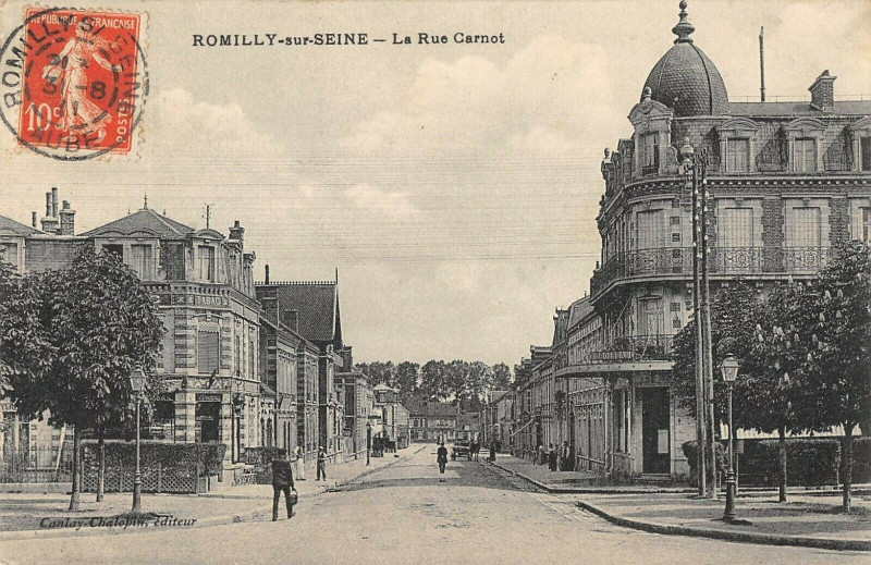 Carte postale ancienne Romilly Sur Seine La Rue Carnot à Romilly-sur-Seine