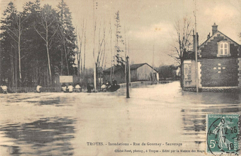 Carte postale ancienne Troyes Inondations Rue De Gournay Sauvetage à Troyes
