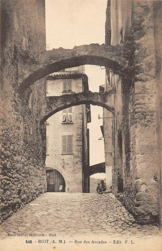 Carte postale ancienne Biot Rue Des Arcades à Biot