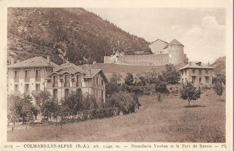 Carte postale ancienne Hostellerie Vauban et le Fort de Savoie à Colmars