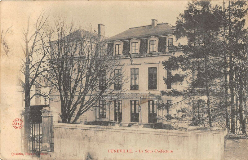 Carte postale ancienne Luneville La Sous Prefecture à Lunéville
