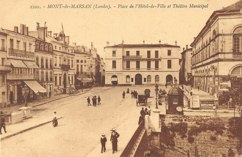 Carte postale ancienne Mont De Marsan Place De L'Hotel De Ville Et Theatre à Mont-de-Marsan
