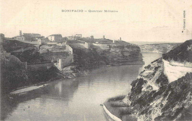 Carte postale ancienne 20 Corse Bonifacio Quartier Militaire à Bonifacio