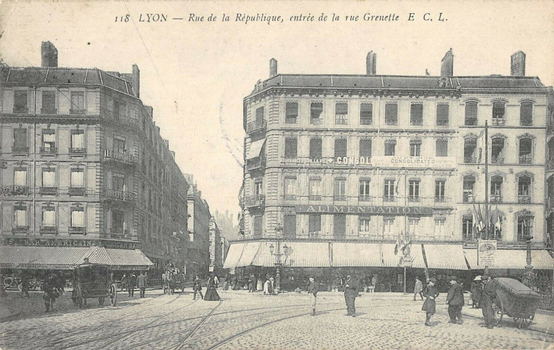 Carte postale ancienne Lyon Rue De La Republique Entree De La Rue Grenette à Lyon