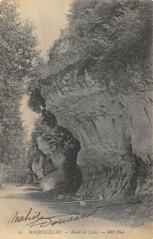 Carte postale ancienne Bourdeilles Route De Lisle à Bourdeilles